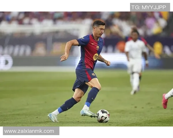 莱万状态火热欧冠赛场10场斩获12球稳居射手榜首位